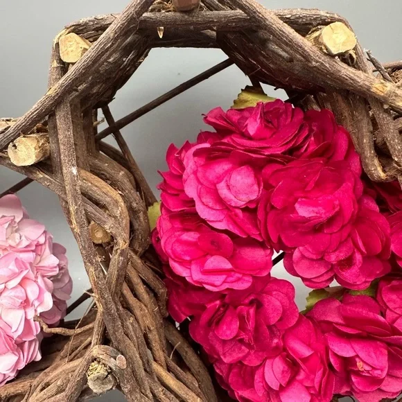 Grapevine triple heart Valentine wreath with paper hearts decor - Picture 8 of 9